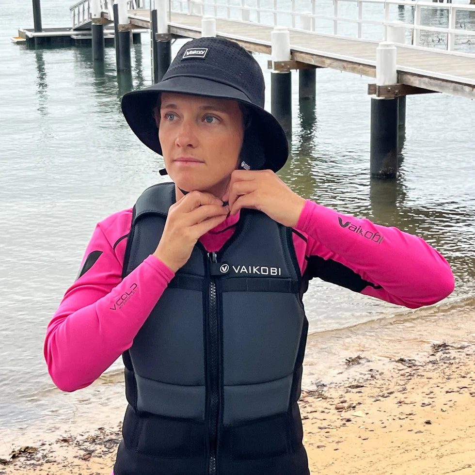 Vaikobi IPS Bucket Bump Hat with strap - Dinghy Sailing Head Protection (helmet) - Black (VK-406-BK)

LIGHTWEIGHT BUMP, KNOCK &amp; CUT PROTECTION FOR WATERSPORTS

Vaikobi's NEW IPS - IMPACT PROTECTION SYSTEM - The perfect solution to dinghy sailing head protection. A great and comfortable alternative to a full dinghy sailing helmet.