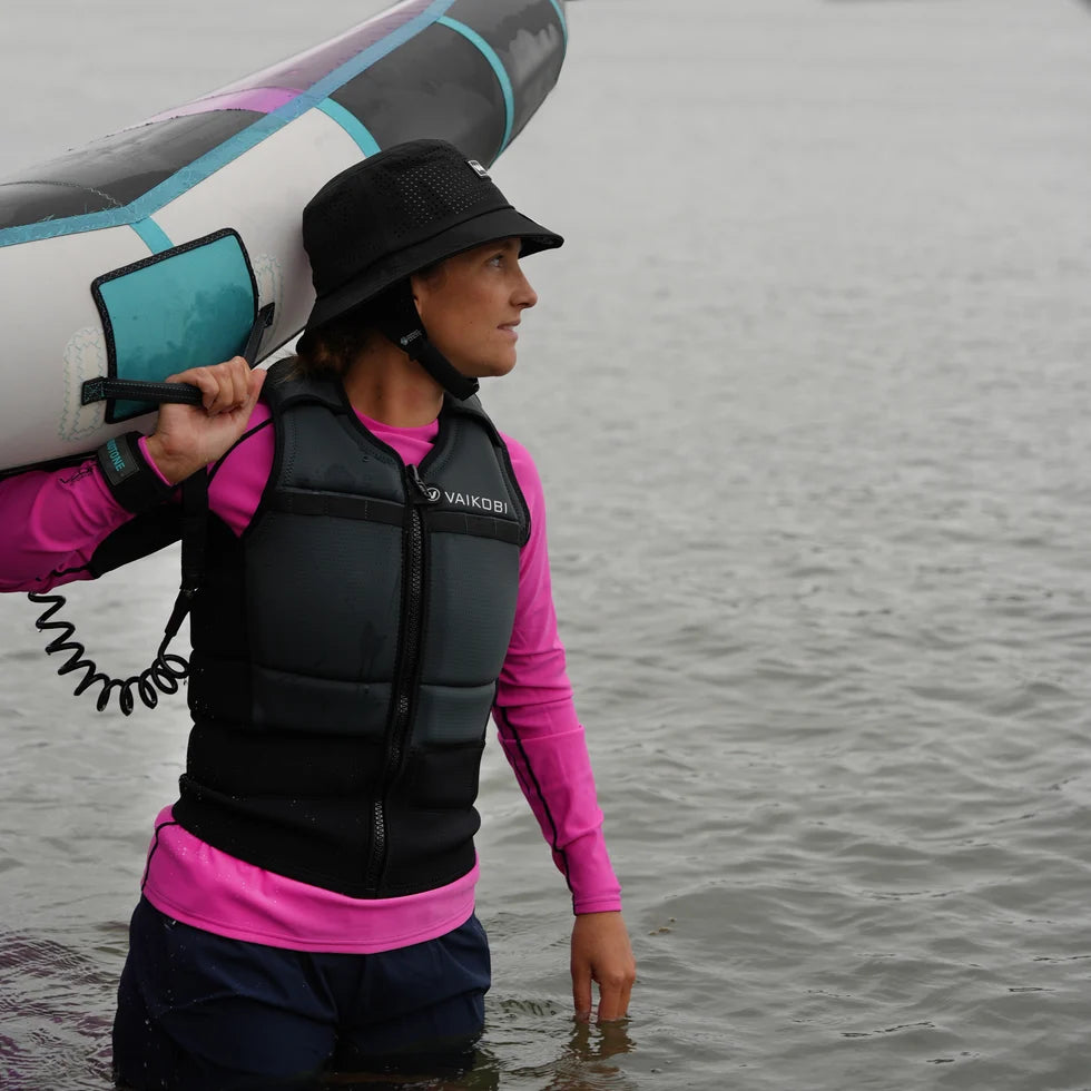 Vaikobi IPS Bucket Bump Hat with strap - Dinghy Sailing Head Protection (helmet) - Black (VK-406-BK)

LIGHTWEIGHT BUMP, KNOCK &amp; CUT PROTECTION FOR WATERSPORTS

Vaikobi's NEW IPS - IMPACT PROTECTION SYSTEM - The perfect solution to dinghy sailing head protection. A great and comfortable alternative to a full dinghy sailing helmet.